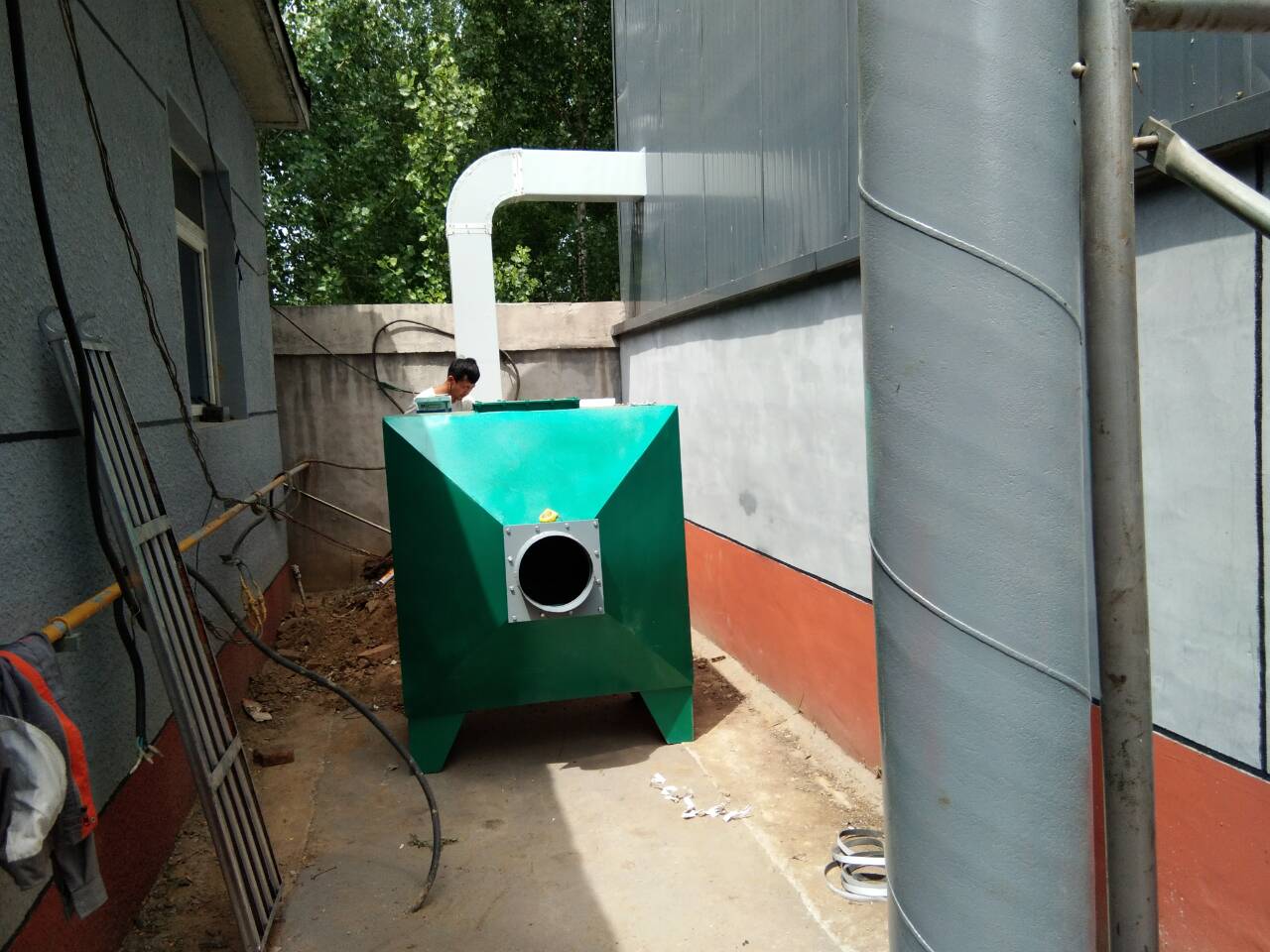 對于電子廠行業廢氣處理解決方案，以上是介紹了幾種方法，具體用什么廢氣處理設備還需要根據客戶現場勘查收集的信息，來制定合理的收集+處理，這樣才能保證廢氣的凈化效果，我們有上百家電子廠的廢氣處理工程案例可以讓客戶現場進行考察，或者直接與我們聯系，讓我們技術人員現場為您設計廢氣處理方案和報價