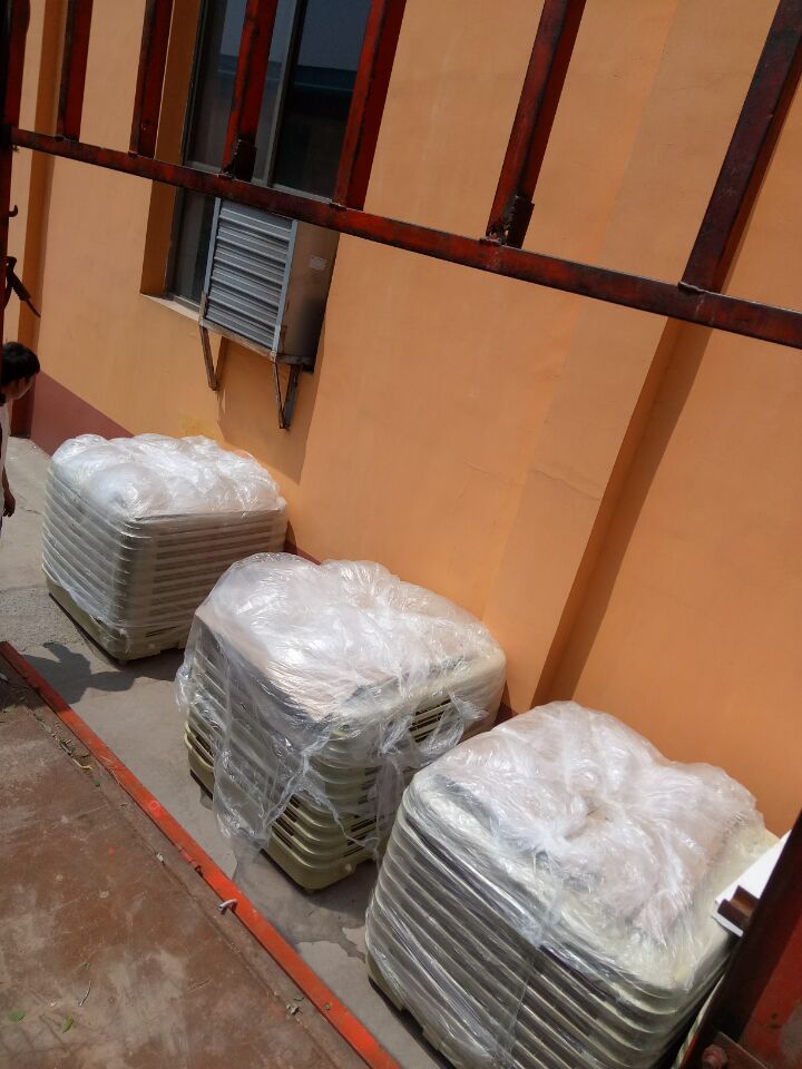 大型工廠降溫需要收益空調結合管道局部崗位送風 而一般大的廠房就可以用水風機整體降溫即可大型廠房面積大、有熱源，如何降溫？安裝環保空調輸送大量涼爽鮮風進入車間；大量涼風中和車間內溫，吹人吹設備效果更佳；百平方只需一度電，降溫同時還可改善異味；舒適的工作環境、大大提高員工生產效率。