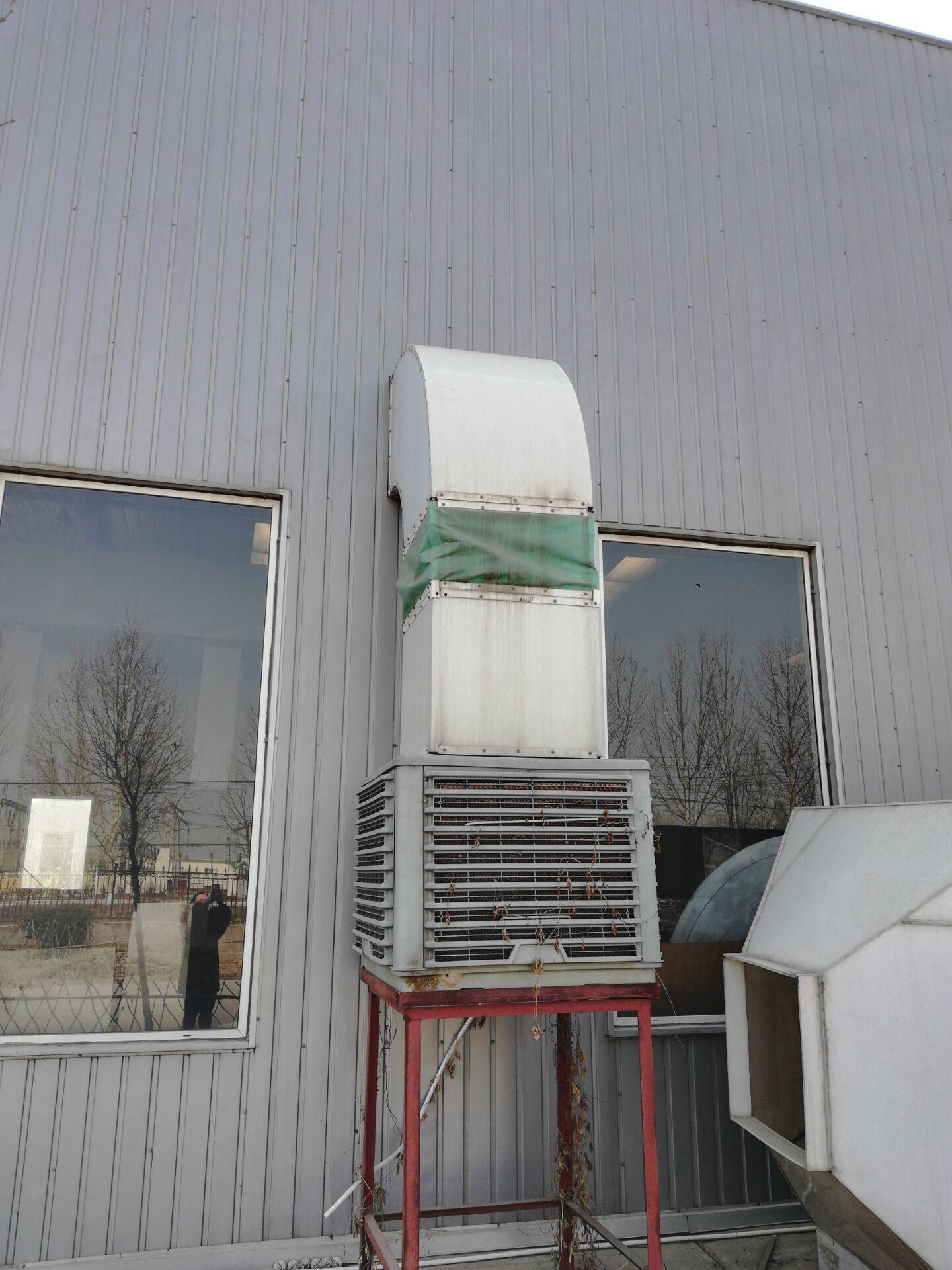 水簾風機安裝在車間等密閉大型工廠，作為抽風換氣用；與濕簾搭配，安裝于車間內迅速降溫，同時具有一定的濕度；放在地上或者掛在空中，使用在大型車間，作為排風扇使用，通常情況下1000平左右的大型空間，四臺風機即可達到滿屋通風降溫的效果。 負壓風機是運用空氣對流，負壓換氣的原理來設計，安裝在通風不良的對向，可以將室內停滯不重的熱氣、異味、烏煙、穢氣，在較短的時間內迅速排出室外，使室內溫度降低到與室外溫度相同，卻能感覺到比室外更涼爽。